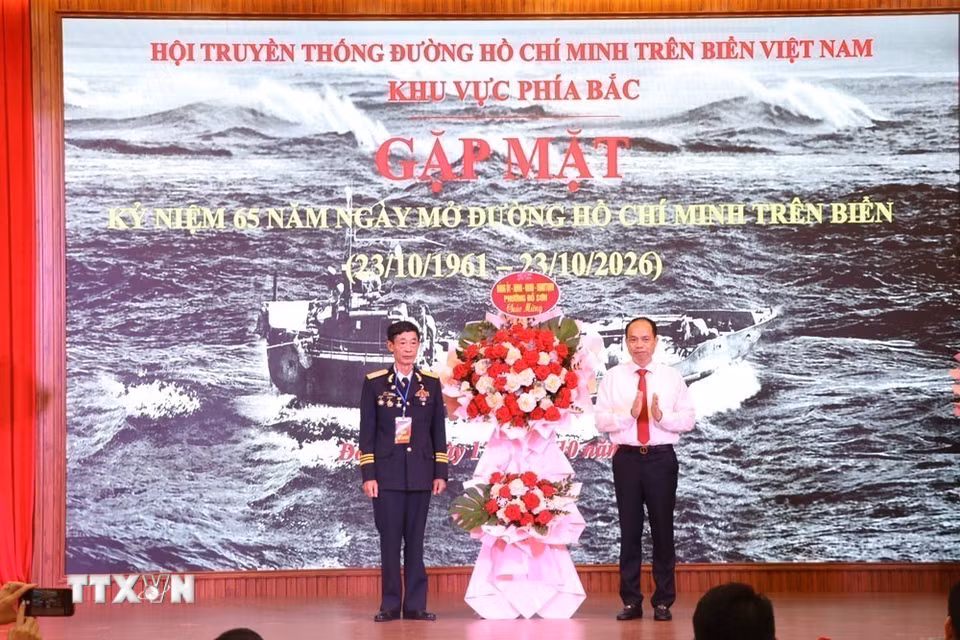 . Ngày 17/10/2026, tại phường Đồ Sơn, thành phố Hải Phòng, Hội truyền thống đường Hồ Chí Minh trên biển khu vực phía Bắc đã tổ chức Gặp mặt kỷ niệm 65 năm Ngày mở đường Hồ Chí Minh trên biển (23/10/1961-23/10/2026). Sự kiện là dịp ôn lại truyền thống hào hùng, tri ân những cống hiến, hy sinh to lớn của các thế hệ đi trước trong sự nghiệp đấu tranh giải phóng dân tộc và bảo vệ Tổ quốc. (Ảnh: Mạnh Minh/TTXVN)
