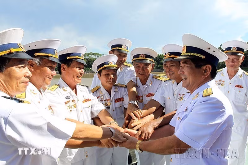 Các cựu binh "Đoàn tàu không số" của thành phố Hải Phòng trong ngày gặp mặt nhân kỷ niệm 50 năm Ngày mở Đường Hồ Chí Minh trên biển (23/10/1961-23/10/2011). (Ảnh: Trọng Đức/TTXVN)