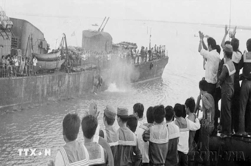 Cuối năm 1987 đầu năm 1988, cán bộ, chiến sỹ các tàu vận tải hải quân đã vượt qua mọi hiểm nguy, khảo sát, thăm dò, vận tải và chốt giữ đảo, cùng các lực lượng tăng cường phòng thủ trên các đảo thuộc quần đảo Trường Sa. Trong ảnh: Quân dân Vũng Tàu-Côn Đảo chào đón cán bộ, chiến sỹ tàu NQ13 vừa chiến đấu dũng cảm bảo vệ Trường Sa trở về cập bến Vũng Tàu (20/3/1988). (Ảnh: Đoàn Việt/TTXVN)
