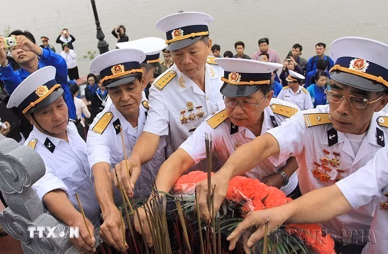 Các cựu chiến binh tàu "Không số" thắp hương tri ân các đồng đội đã hy sinh tại đài tưởng niệm Bến tàu không số K15, Đồ Sơn, Hải Phòng (2021). (Ảnh: Thế Duyệt/TTXVN)