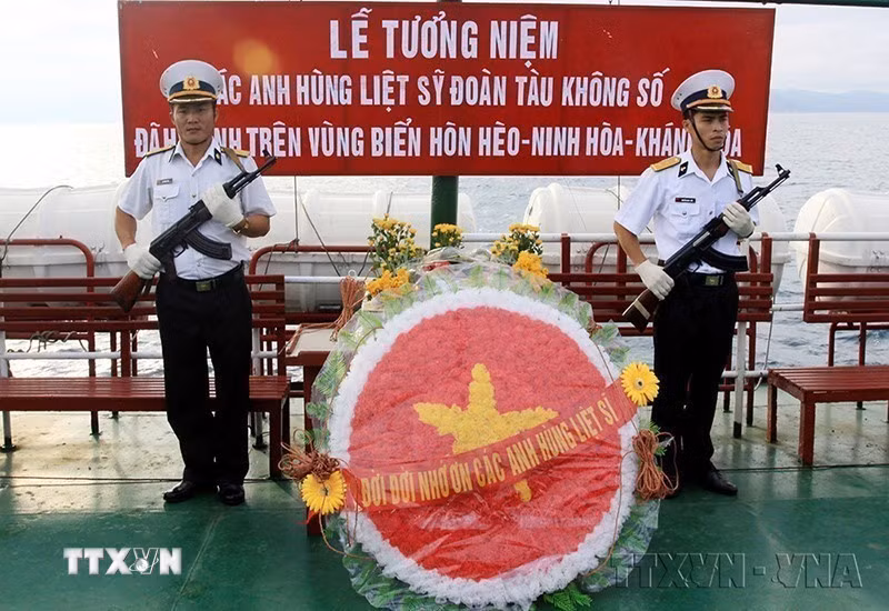 Lễ tưởng niệm các Anh hùng liệt sỹ của Đoàn tàu "Không số" tại vùng biển Hòn Hèo (Ninh Hòa, Khánh Hòa), ngày 13/10/2011, nơi trước đây thuyền trưởng Nguyễn Phan Vinh cùng con tàu C235 và đồng đội đã anh dũng hy sinh. (Ảnh: Thế Duyệt/TTXVN)