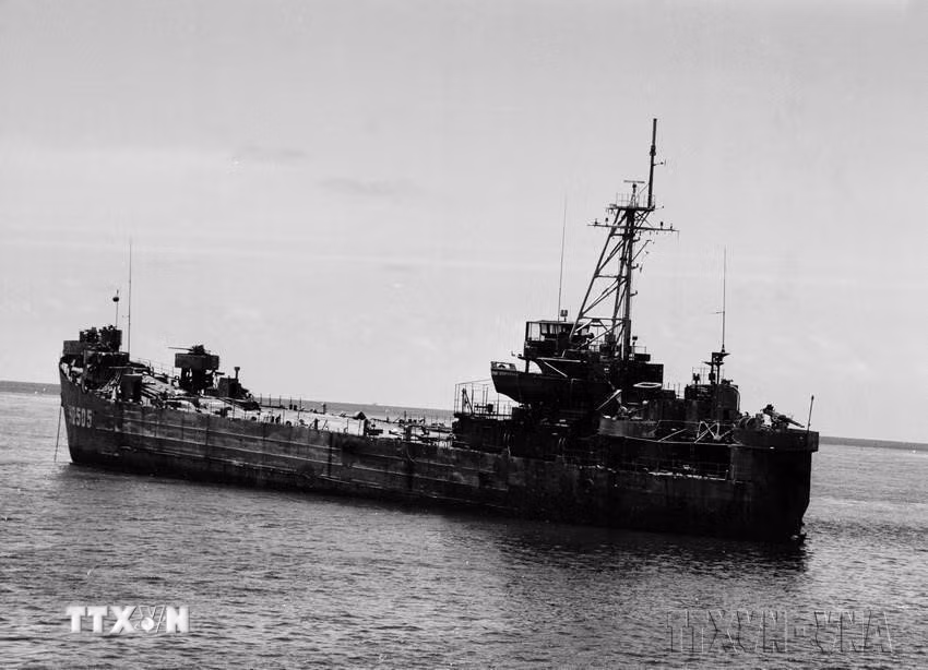 Tàu HQ-505, con tàu duy nhất không bị chìm do thuyền trưởng Vũ Huy Lễ quyết định cho tàu “ủi bãi” lên đảo Cô Lin sau khi bị tàu địch bắn cháy, ngày 14/3/1988, trở thành cột mốc chủ quyền sống của Việt Nam ở quần đảo Trường Sa. (Ảnh: Đình Trân/TTXVN)