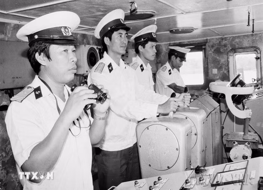 Cuối năm 1987 đầu năm 1988, cán bộ, chiến sỹ các tàu vận tải hải quân đã vượt qua mọi hiểm nguy, khảo sát, thăm dò, vận tải và chốt giữ đảo, cùng các lực lượng tăng cường phòng thủ trên các đảo thuộc quần đảo Trường Sa. Trong ảnh: Kíp chỉ huy tàu Trường Sa 02 hoàn thành xuất sắc nhiệm vụ bảo vệ vùng đặc quyền kinh tế thuộc khu dầu khí Vũng Tàu. (Ảnh: Tứ Hải/TTXVN)
