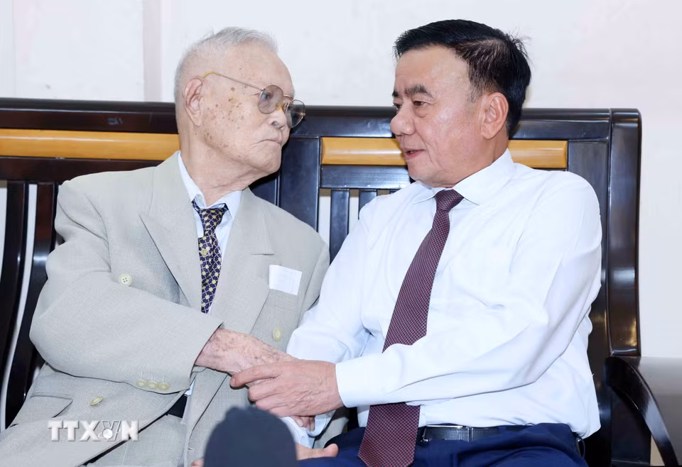 Thường trực Ban Bí thư Trần Cẩm Tú cùng đảng viên lão thành Lê Thanh Minh, phường Hội An, thành phố Đà Nẵng. (Ảnh: Phương Hoa/TTXVN)