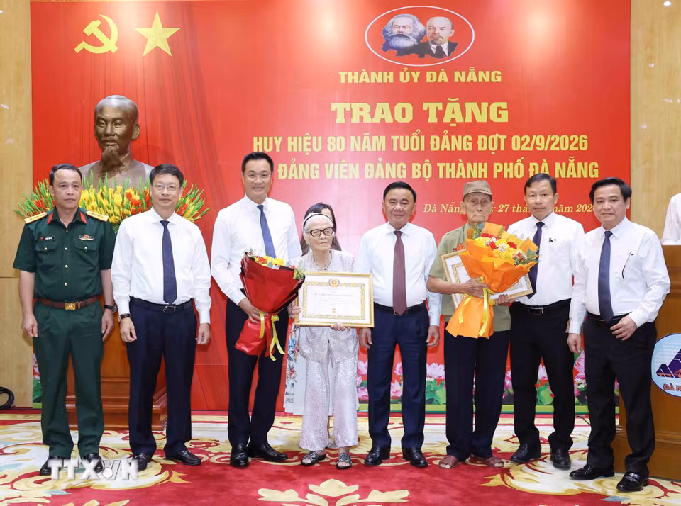 Thường trực Ban Bí thư Trần Cẩm Tú trao Huy hiệu 80 năm tuổi Đảng cho đảng viên lão thành Nguyễn Thị Hữu và Hồ Văn Lang, Đảng bộ thành phố Đà Nẵng. (Ảnh: Phương Hoa/TTXVN)