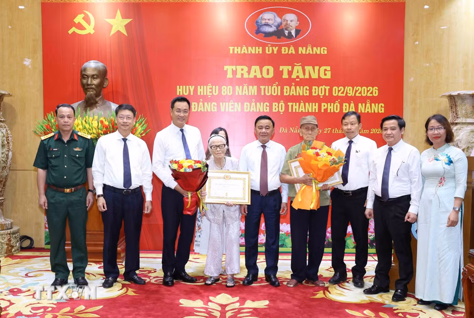 Thường trực Ban Bí thư Trần Cẩm Tú trao Huy hiệu 80 năm tuổi Đảng đợt 2/9/2026 cho đảng viên lão thành Nguyễn Thị Hữu và Hồ Văn Lang, Đảng bộ thành phố Đà Nẵng. (Ảnh: Phương Hoa/TTXVN)