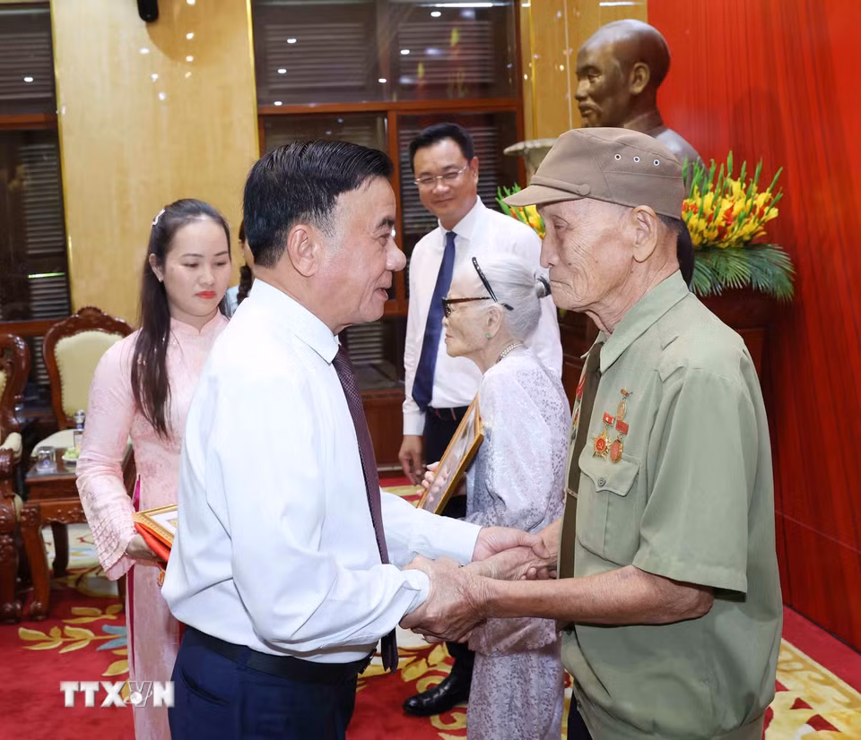 Thường trực Ban Bí thư Trần Cẩm Tú trao Huy hiệu 80 năm tuổi Đảng cho đảng viên lão thành Hồ Văn Lang. (Ảnh: Phương Hoa/TTXVN)