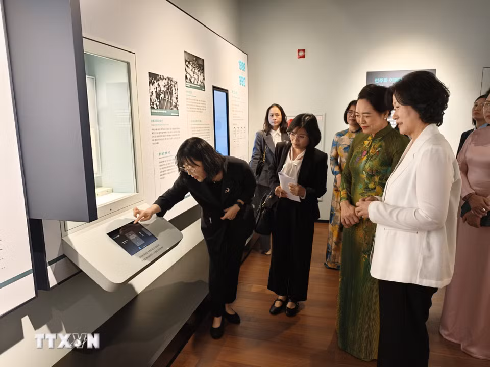 Phu nhân Nguyễn Thị Thanh Nga nghe giới thiệu về công nghệ trưng bày tại Bảo tàng Hàn Quốc. (Ảnh: Đào Lâm/TTXVN)