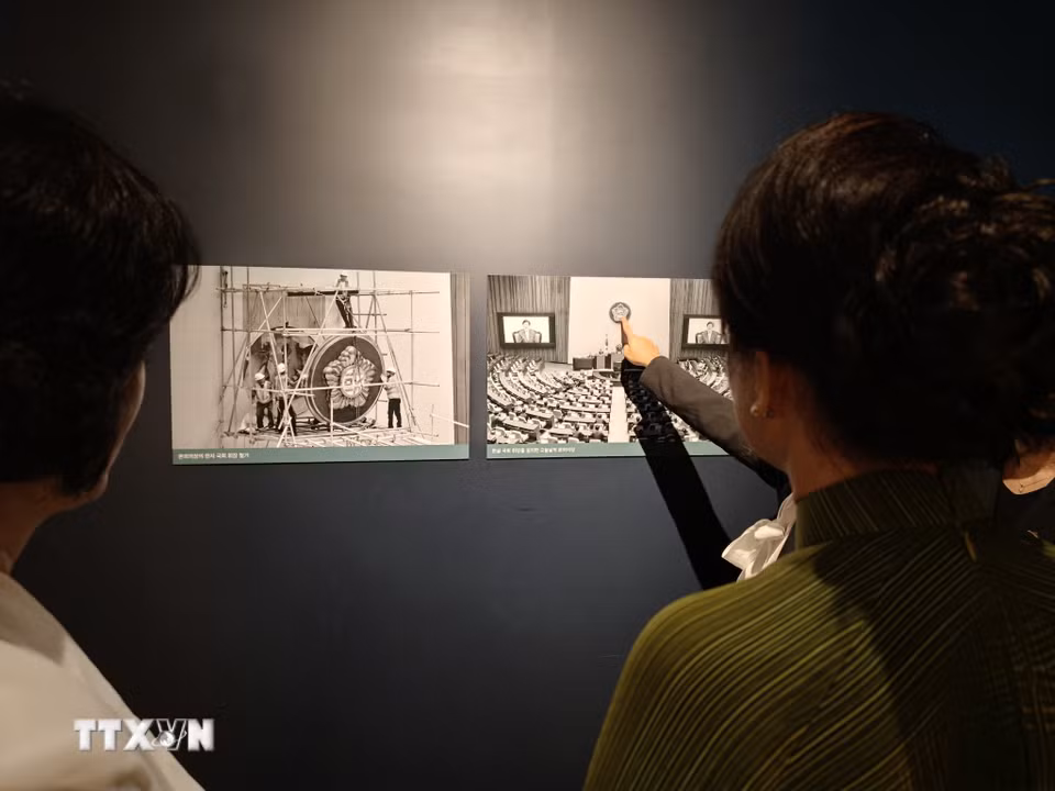 Phu nhân Nguyễn Thị Thanh Nga nghe giới thiệu về lịch sử Quốc hội Hàn Quốc. (Ảnh: Đào Lâm/TTXVN)