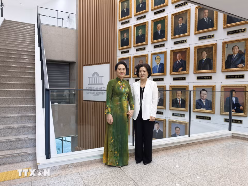 Phu nhân Nguyễn Thị Thanh Nga (trái) cùng Phu nhân Chủ tịch Quốc hội Hàn Quốc chụp ảnh lưu niệm tại Bảo tàng Quốc hội Hàn Quốc. (Ảnh: Đào Lâm/TTXVN)