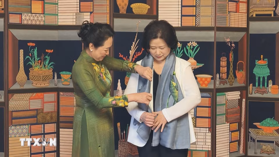 Phu nhân Nguyễn Thị Thanh Nga tặng và quàng khăn cho Phu nhân Chủ tịch Quốc hội Hàn Quốc. (Ảnh: Đào Lâm/TTXVN)