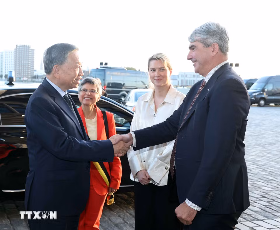 Lãnh đạo cảng Antwerp-Bruges đón Tổng Bí thư, Chủ tịch nước Tô Lâm đến thăm cảng. (Ảnh: Thống Nhất/TTXVN)