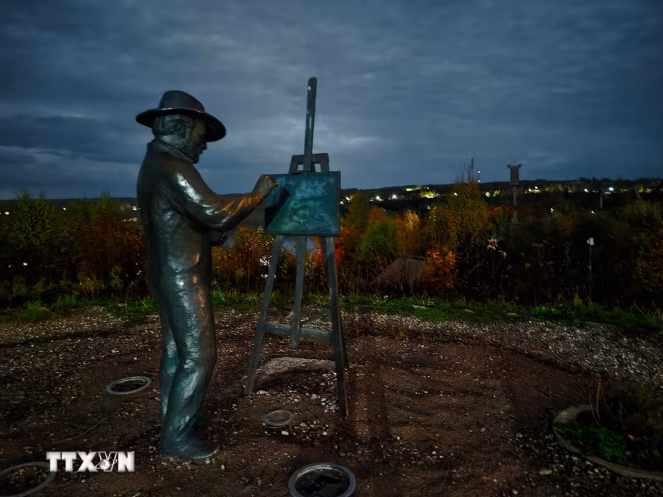Bức tượng hoạ sĩ Isaac Levitan trên đồi mang tên ông trong cảnh đêm. (Ảnh: Tâm Hằng/TTXVN)