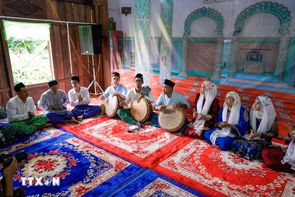 Sau một tháng Ramadan, đồng bào Chăm Islam đón Tết Raya Aidil Fitri trong niềm vui và sự háo hức. (Ảnh: Khánh Hòa/TTXVN)
