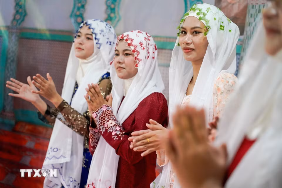 Sau một tháng Ramadan, đồng bào Chăm Islam đón Tết Raya Aidil Fitri trong niềm vui và sự háo hức. (Ảnh: Khánh Hòa/TTXVN)