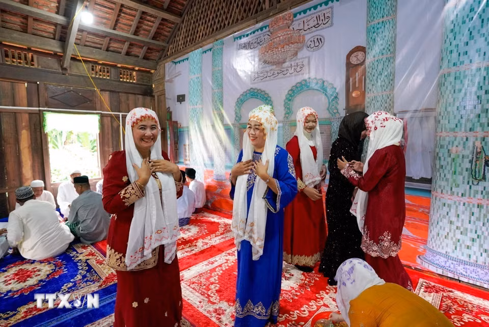 Sau buổi lễ tại thánh đường, mọi người tìm đến nhau để chúc mừng. (Ảnh: Khánh Hòa/TTXVN)