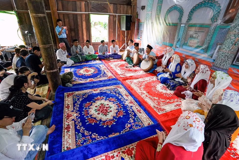 Thông qua hoạt động tái hiện tại Làng Văn hóa-Du lịch các dân tộc Việt Nam, công chúng có thêm cơ hội tìm hiểu nét đẹp văn hóa của đồng bào Chăm Islam An Giang. (Ảnh: Khánh Hòa/TTXVN)
