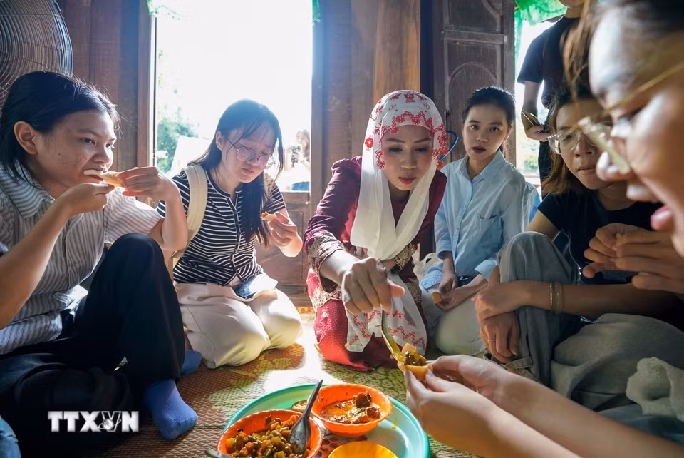 Những mâm bánh, món ăn được chuẩn bị chu đáo, cùng lời mời thân tình và câu chuyện đời thường tạo nên không khí ấm áp trong mỗi mái nhà. (Ảnh: Khánh Hòa/TTXVN)