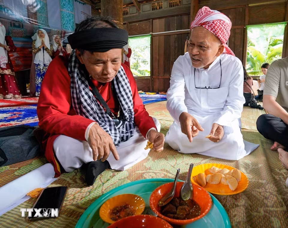 Những mâm bánh, món ăn được chuẩn bị chu đáo, cùng lời mời thân tình và câu chuyện đời thường tạo nên không khí ấm áp trong mỗi mái nhà. (Ảnh: Khánh Hòa/TTXVN)