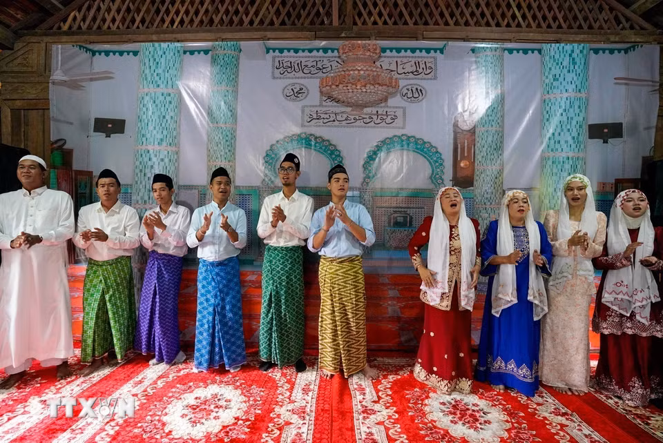 Tết Raya Aidil Fitri không chỉ là ngày lễ của đức tin mà còn là dịp nhắc nhớ về cội nguồn, tình thân và trách nhiệm gìn giữ truyền thống. (Ảnh: Khánh Hòa/TTXVN)
