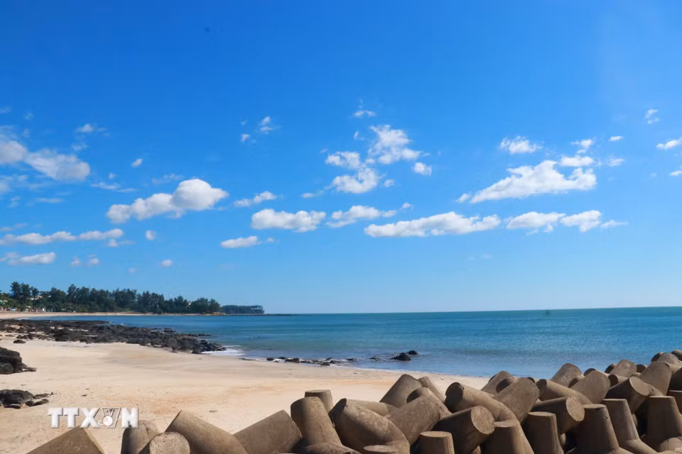 Biển xanh, cát trắng và những ghềnh đá tự nhiên tạo nên vẻ đẹp riêng đầy cuốn hút của Cửa Tùng. (Ảnh: Tường Vi/TTXVN)