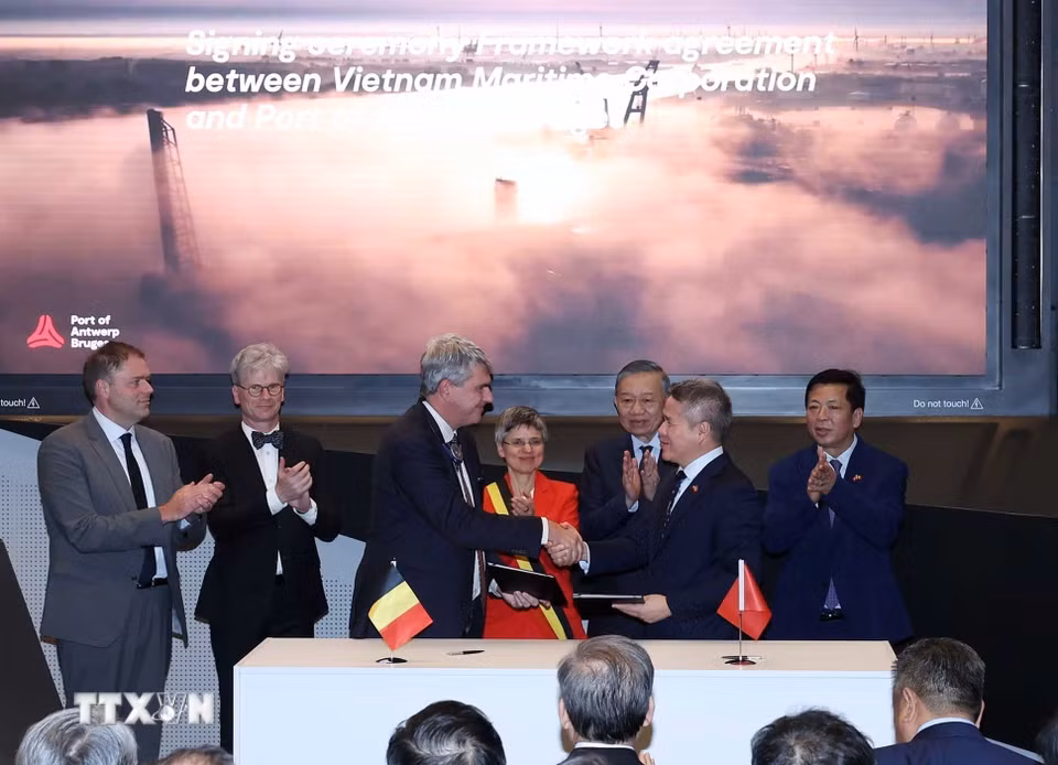 Tổng Bí thư, Chủ tịch nước Tô Lâm chứng kiến lễ ký biên bản ghi nhớ giữa Cảng Antwerp và Tập đoàn Hàng hải Việt Nam. (Ảnh: Thống Nhất/TTXVN)