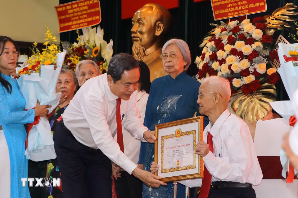 Chủ tịch Quốc hội Trần Thanh Mẫn trao Huy hiệu Đảng cho các lão thành cách mạng đợt 2/9/2026 tại Thành phố Hồ Chí Minh. (Ảnh: Thanh Vũ/TTXVN)