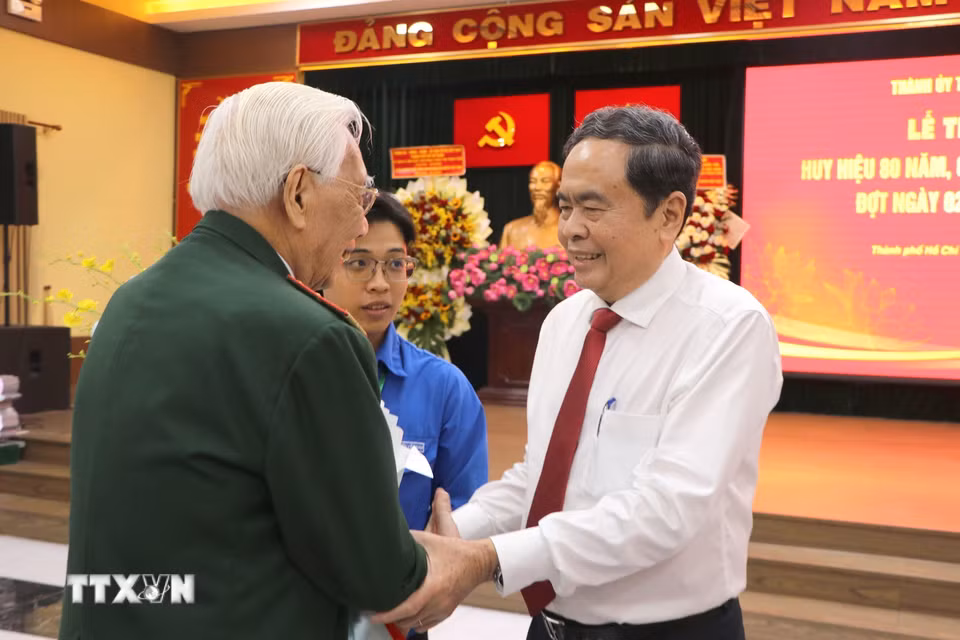 Chủ tịch Quốc hội Trần Thanh Mẫn thăm hỏi, động viên các lão thành cách mạng đón nhận Huy hiệu Đảng đợt 2/9/2026. (Ảnh: Thanh Vũ/TTXVN)