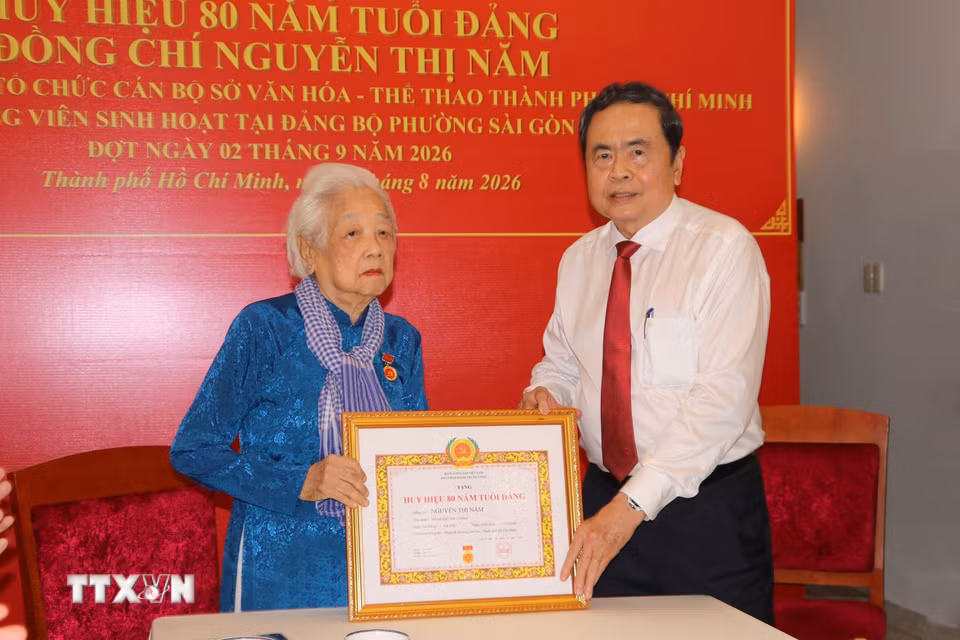 Chủ tịch Quốc hội Trần Thanh Mẫn trao Huy hiệu 80 tuổi Đảng cho đồng chí Nguyễn Thị Năm, Đảng bộ phường Sài Gòn, Thành phố Hồ Chí Minh. (Ảnh: Thanh Vũ/TTXVN)