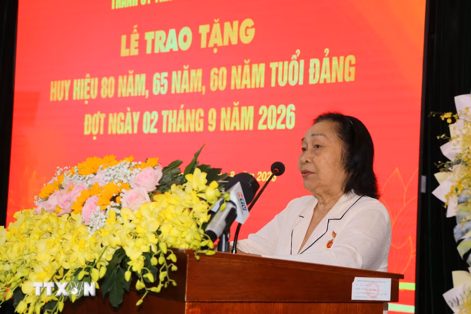 Bà Trần Thị Xuân Lượng, đảng viên thuộc Chi bộ Khu phố 8, phường Tân Định, Thành phố Hồ Chí Minh phát biểu tại lễ trao tặng Huy hiệu Đảng đợt 2/9/2026. (Ảnh: Thanh Vũ/TTXVN)