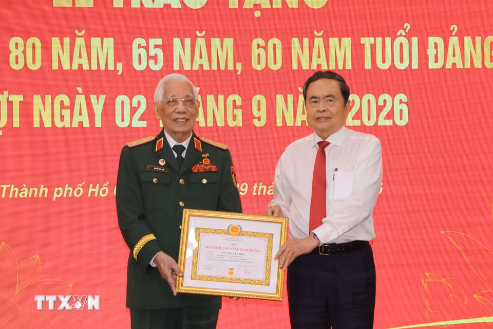 Chủ tịch Quốc hội Trần Thanh Mẫn trao Huy hiệu 80 tuổi Đảng cho đồng chí Nguyễn Văn Thái, Đảng bộ phường Bến Thành, Thành phố Hồ Chí Minh. (Ảnh: Thanh Vũ/TTXVN)