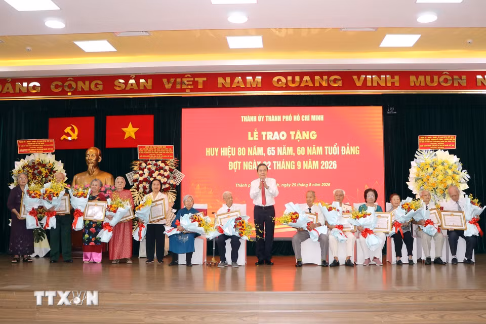 Chủ tịch Quốc hội Trần Thanh Mẫn chúc mừng các đồng chí đảng viên, lão thành cách mạng đón nhận Huy hiệu Đảng đợt 2/9/2026 tại Thành phố Hồ Chí Minh. (Ảnh: Thanh Vũ/TTXVN)