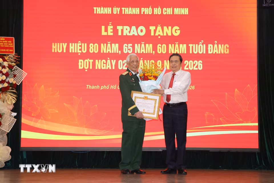 Chủ tịch Quốc hội Trần Thanh Mẫn trao Huy hiệu 80 tuổi Đảng cho đồng chí Nguyễn Văn Thái, Đảng bộ phường Bến Thành, Thành phố Hồ Chí Minh. (Ảnh: Thanh Vũ/TTXVN)