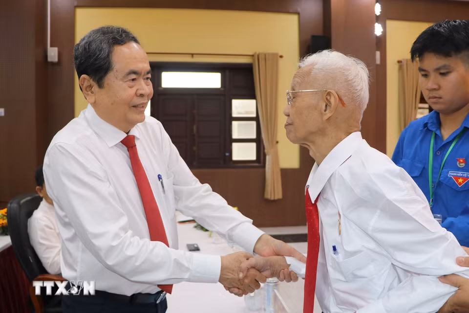 Chủ tịch Quốc hội Trần Thanh Mẫn thăm hỏi các lão thành cách mạng đón nhận Huy hiệu Đảng đợt 2/9/2026. (Ảnh: Thanh Vũ/TTXVN)