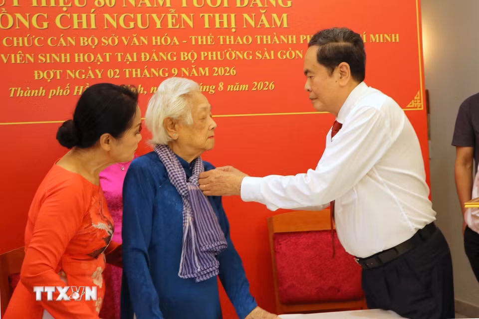 Chủ tịch Quốc hội Trần Thanh Mẫn trao Huy hiệu 80 tuổi Đảng cho đồng chí Nguyễn Thị Năm, nguyên Phó trưởng phòng Tổ chức cán bộ, Sở Văn hóa và Thể thao Thành phố Hồ Chí Minh, sinh hoạt tại Đảng bộ phường Sài Gòn. (Ảnh: Thanh Vũ/TTXVN)
