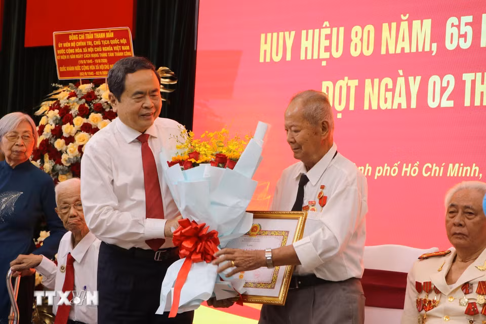 Chủ tịch Quốc hội Trần Thanh Mẫn trao Huy hiệu Đảng cho các lão thành cách mạng đợt 2/9/2026 tại Thành phố Hồ Chí Minh. (Ảnh: Thanh Vũ/TTXVN)