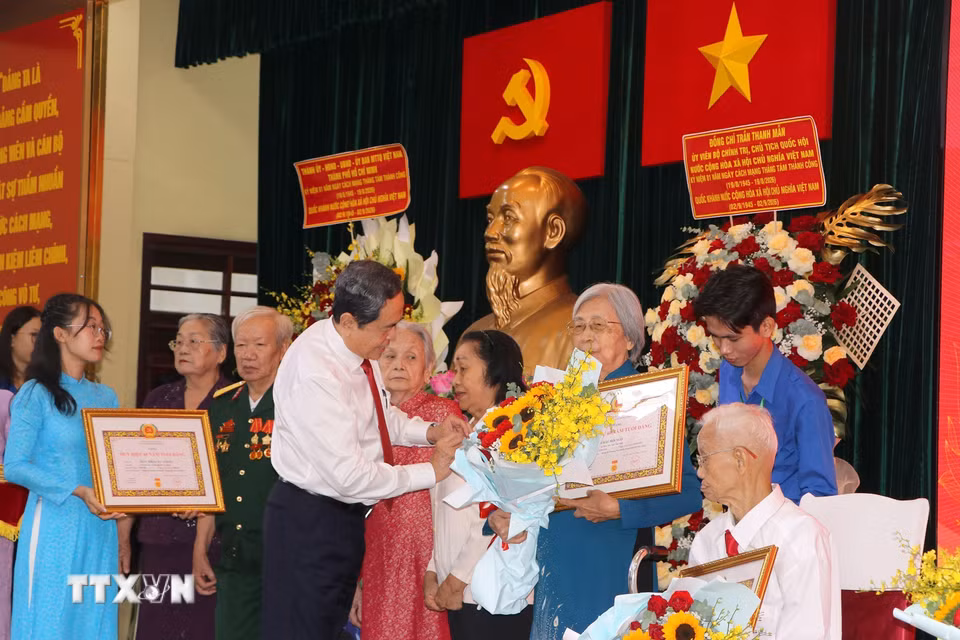 Chủ tịch Quốc hội Trần Thanh Mẫn trao Huy hiệu Đảng cho các lão thành cách mạng đợt 2/9/2026 tại Thành phố Hồ Chí Minh. (Ảnh: Thanh Vũ/TTXVN)