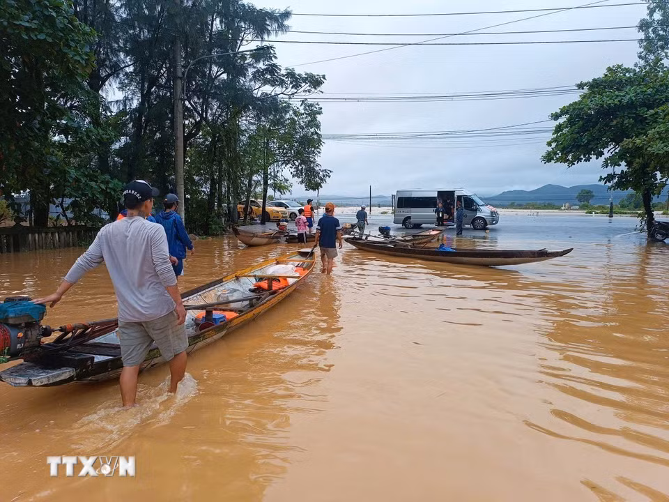 Nhiều người dân vùng lũ lụt chọn ghe, xuồng làm phương tiện đi lại trong mưa lũ. (Ảnh: Hải Âu/TTXVN)