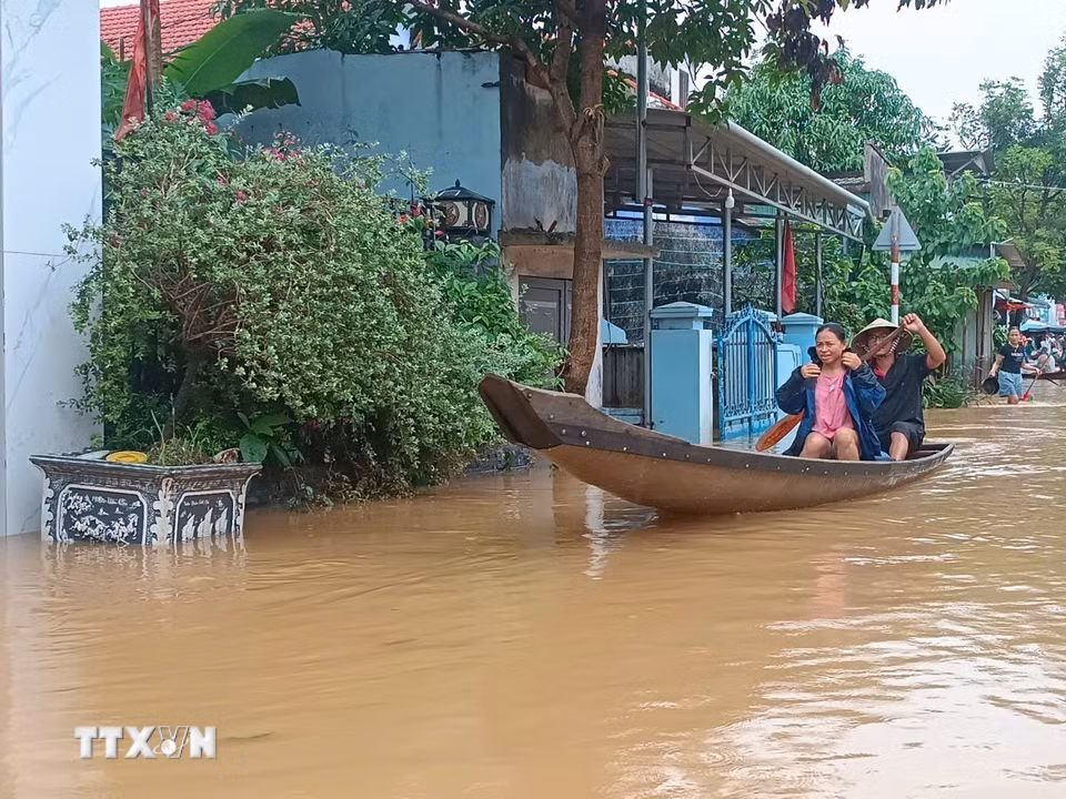 Nhiều người dân di chuyển bằng xuồng, ghe không mặc áo phao, không sử dụng thiết bị cứu sinh dẫn đến nguy cơ tai nạn chết người. (Ảnh: Hải Âu/TTXVN)