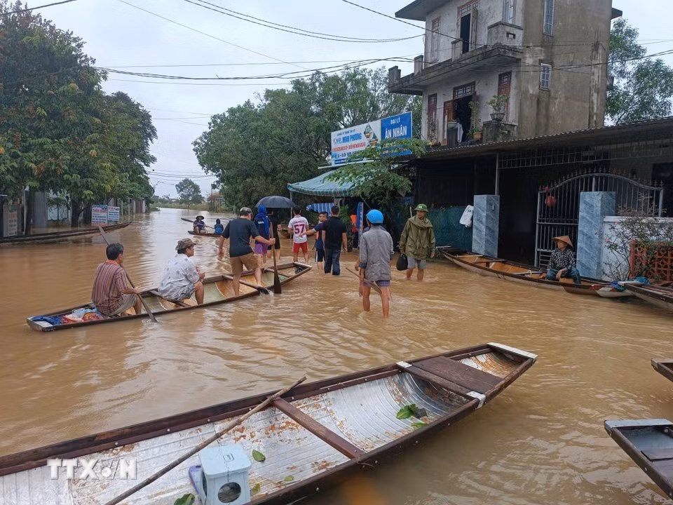 Nhiều người dân di chuyển bằng xuồng, ghe không mặc áo phao, không sử dụng thiết bị cứu sinh dẫn đến nguy cơ tai nạn chết người. (Ảnh: Hải Âu/TTXVN)