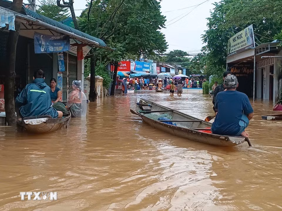 Nhiều người dân di chuyển bằng xuồng, ghe không mặc áo phao, không sử dụng thiết bị cứu sinh dẫn đến nguy cơ tai nạn chết người. (Ảnh: Hải Âu/TTXVN)