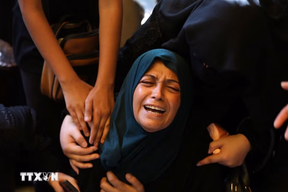 Nỗi đau mất đi người thân do xung đột Hamas-Israel tại Khan Younis, Dải Gaza. (Ảnh: THX/TTXVN)