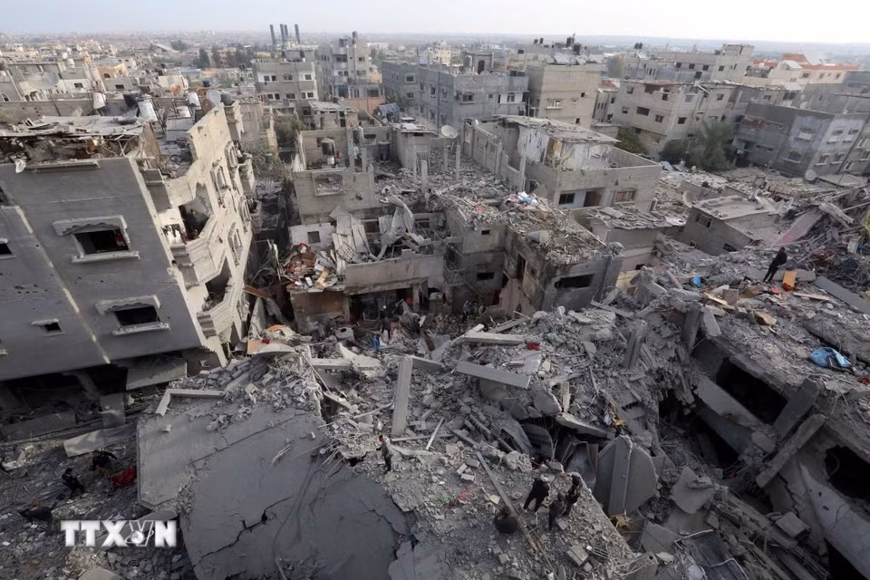 Cảnh đổ nát sau cuộc không kích của Israel tại trại tị nạn al-Nuseirat, Dải Gaza. (Ảnh: THX/TTXVN)