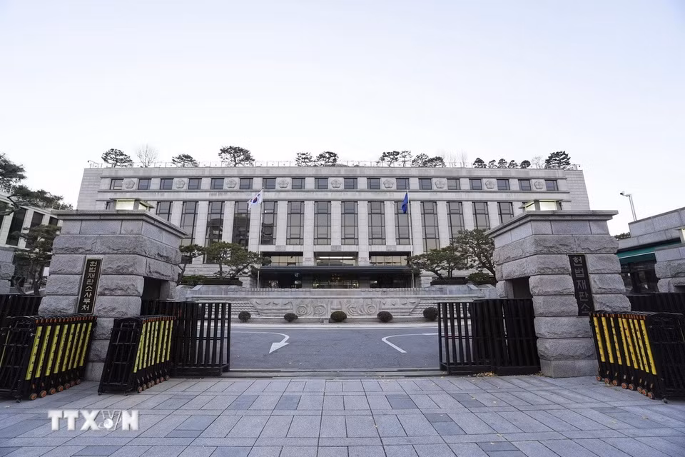 Ngày 27/12, phiên tòa luận tội Tổng thống Yoon Suk Yeol bắt đầu với thủ tục chuẩn bị các lập luận và nộp tài liệu. Truyền thông sở tại đưa tin đến sáng 26/12, dù đã quá hạn nộp hồ sơ biện hộ, Tổng thống Yoon Suk Yeol vẫn chưa nộp biên bản họp Nội các liên quan lệnh thiết quân luật cũng như các chứng cứ khác theo yêu cầu của Tòa án Hiến pháp. Ông cũng chưa chỉ định người đại diện pháp lý. Trong ảnh: Tòa án Hiến pháp Hàn Quốc tại thủ đô Seoul. (Ảnh: Kyodo/TTXVN)