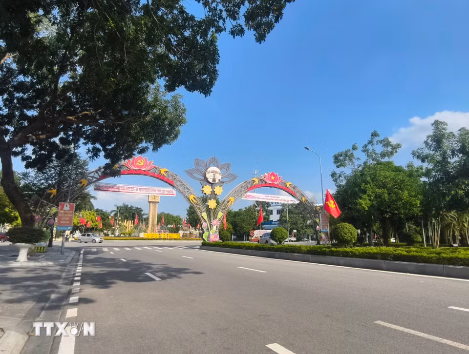 Diện mạo đường phố xã Gia Bình được chỉnh trang, trang hoàng trước ngày lên phường và trở thành một phần của thành phố Bắc Ninh. (Ảnh: Thanh Thương/TTXVN)