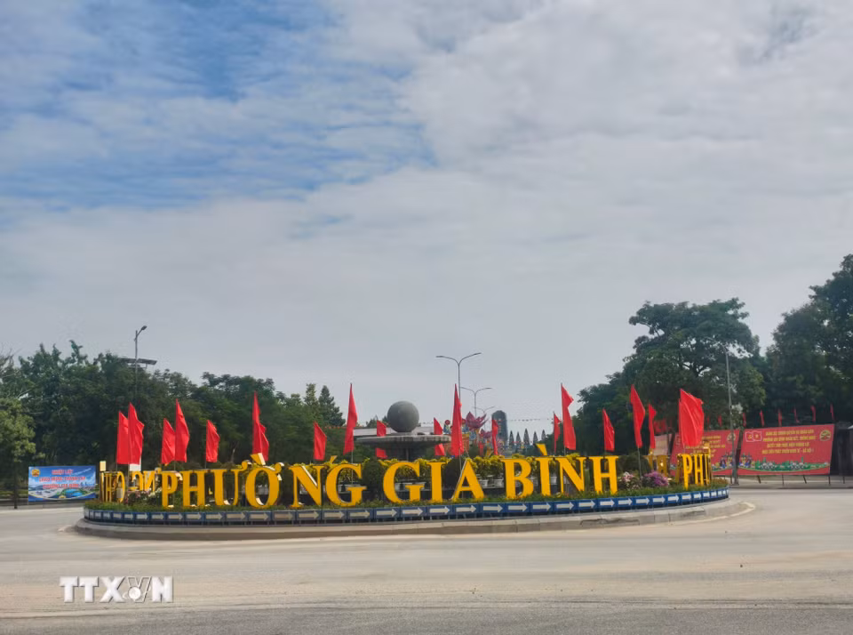 Diện mạo đường phố xã Gia Bình được chỉnh trang, trang hoàng trước ngày lên phường và trở thành một phần của thành phố Bắc Ninh. (Ảnh: Thanh Thương/TTXVN)
