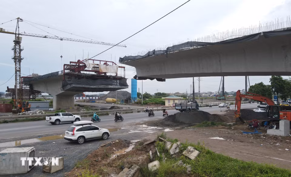 Thi công các nhịp cầu vượt đường Vành đai 4-Vùng Thủ đô qua Quốc lộ 1A thuộc địa bàn xã Thường Tín, thành phố Hà Nội. (Ảnh: Vũ Quang/TTXVN)