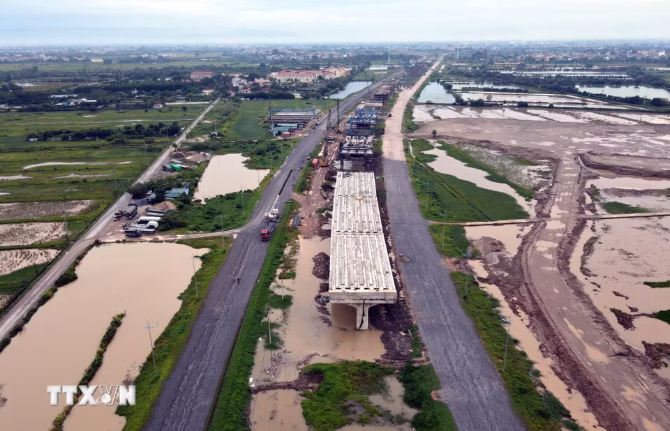 Các nhịp cầu vượt đường Vành đai 4-Vùng Thủ đô đang được lao lắp, từng bước nối liền những trụ cầu đã hoàn thành. (Ảnh: Vũ Quang/TTXVN)