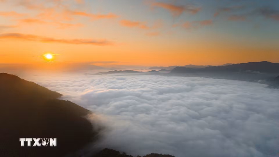 Ánh bình minh phủ sắc vàng lên những đỉnh núi nhô cao giữa biển mây Tằng Quái. (Ảnh: Xuân Tư/TTXVN)