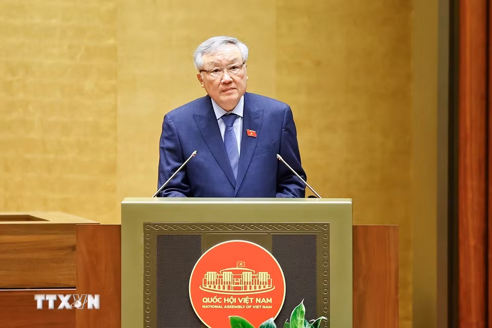 Phó Thủ tướng Thường trực Chính phủ Nguyễn Hòa Bình trình bày Tờ trình về 03 dự án: Luật Thi hành tạm giữ, tạm giam và cấm đi khỏi nơi cư trú; Luật Thi hành án hình sự (sửa đổi); Luật sửa đổi, bổ sung một số điều của Luật Lý lịch tư pháp. (Ảnh: Doãn Tấn/TTXVN)
